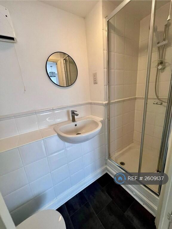 En Suit In Master Bedroom