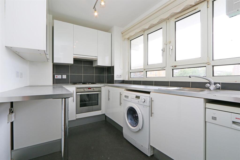 7 Hookham Court kitchen.jpg