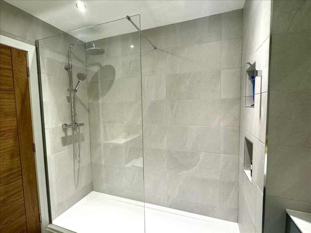 EN-SUITE SHOWER ROOM