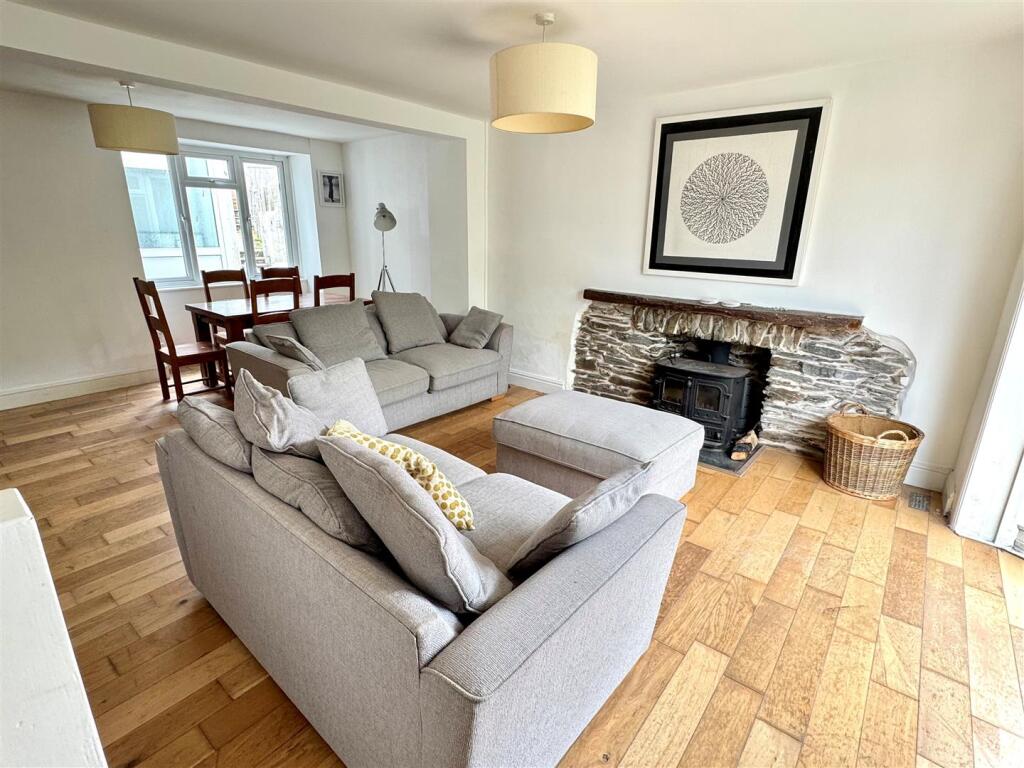 6 Beacon Road Lounge