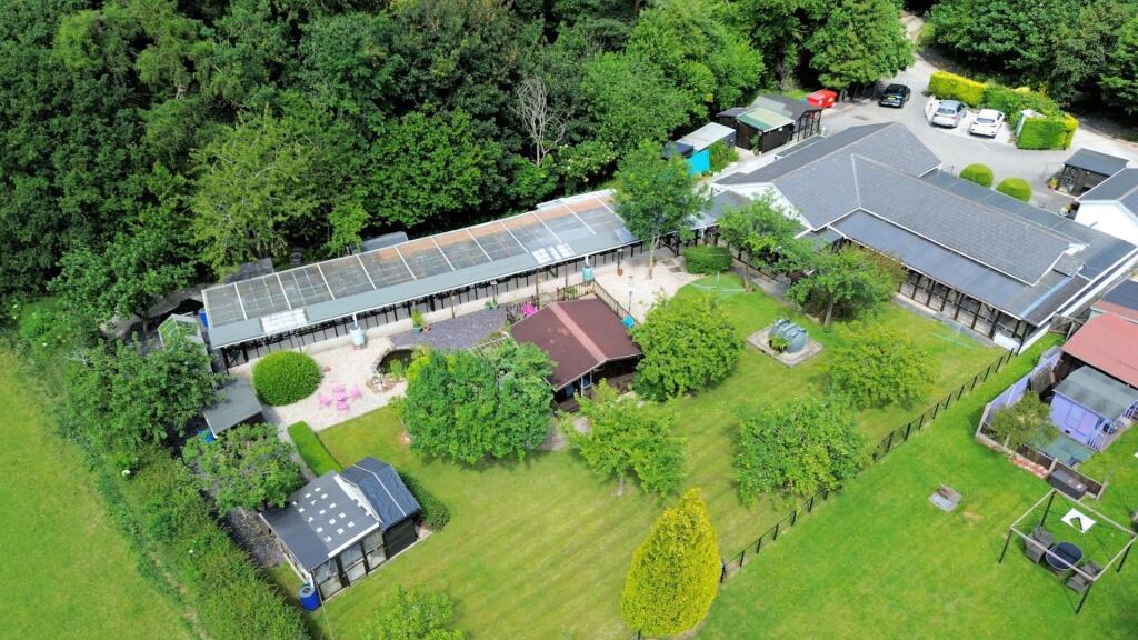 THE ACCOMMODATION COMPRISES: