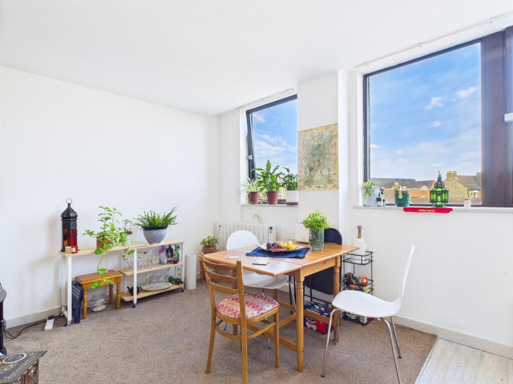 CAM01909G0-PR0331-STILL008