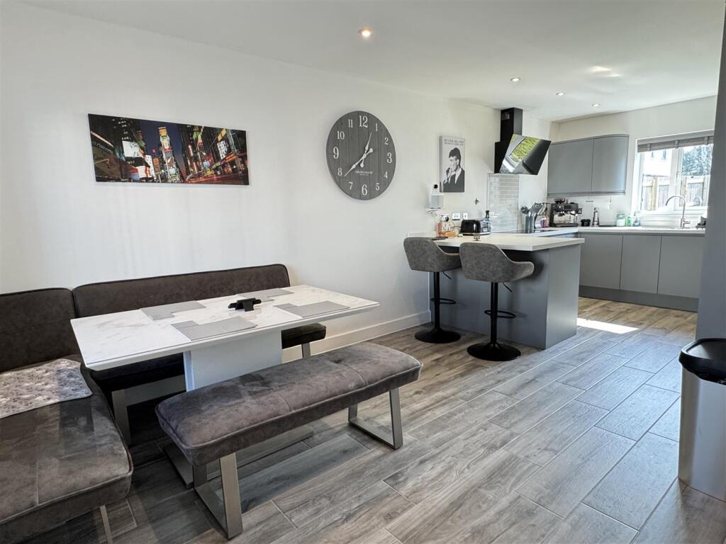 Dining Area (2)