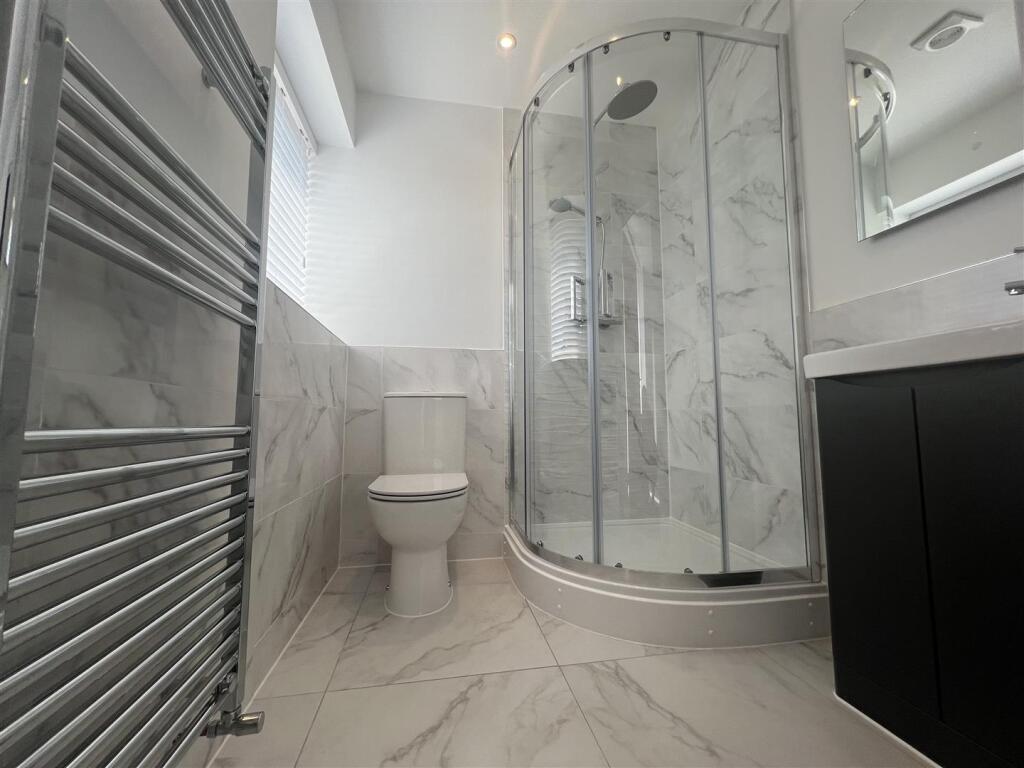 27 ensuite.jpg