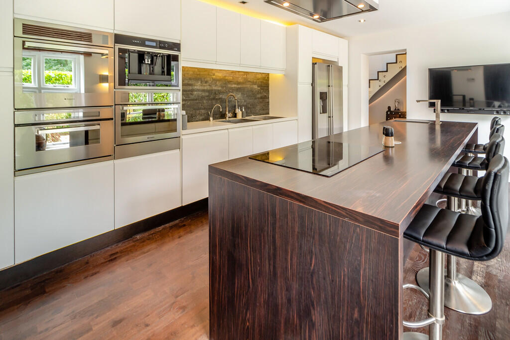 8605532-interior1...