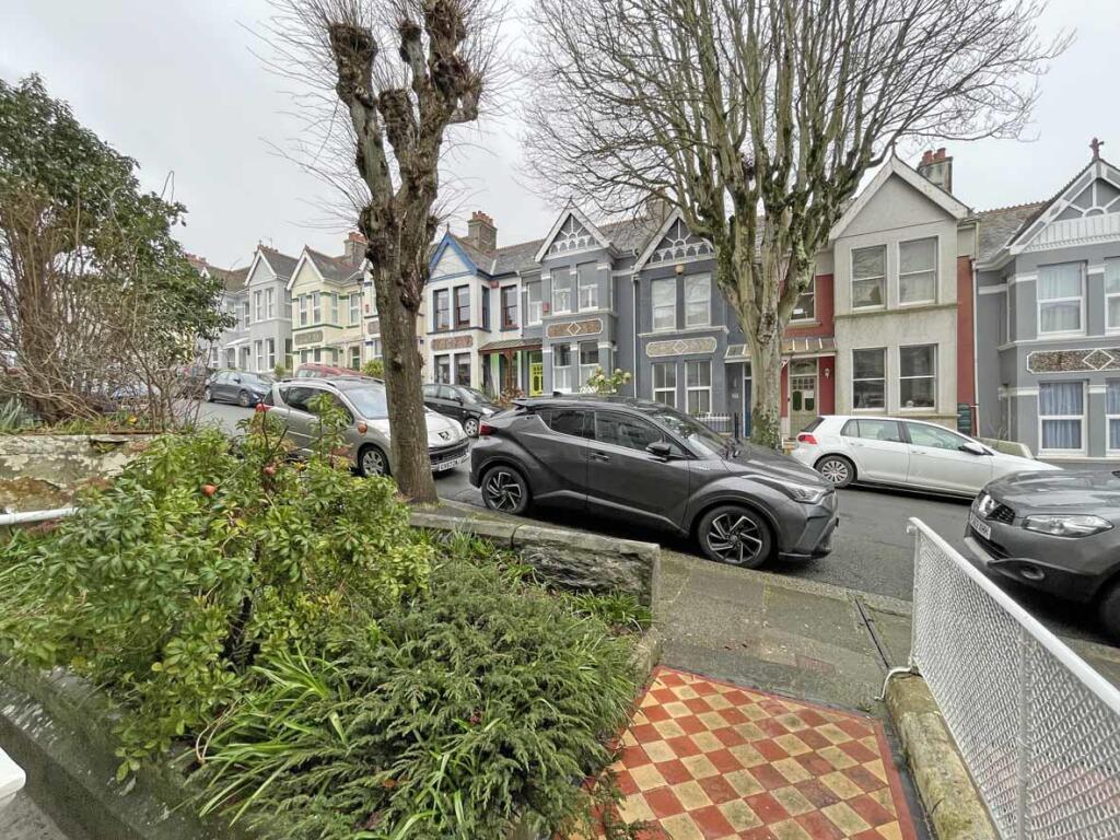 Edgecumbe Park Road 27 Front Garden.jpg