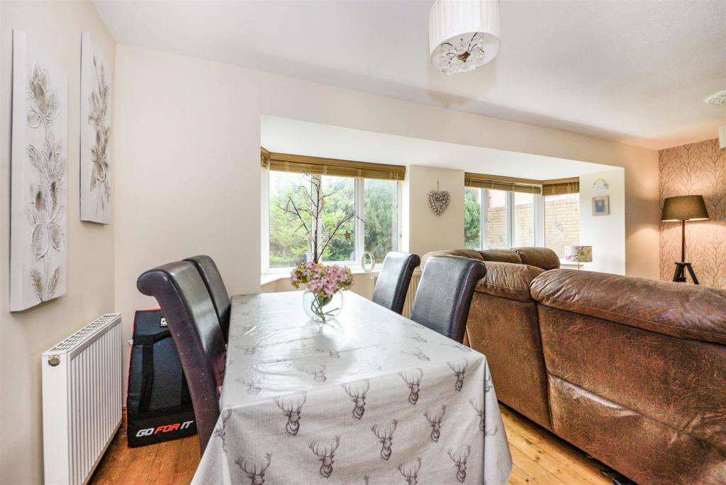 OPEN-PLAN LIVING DINING ROOM