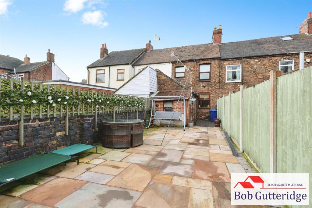ENCLOSED REAR GARDEN