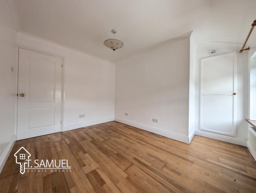 FLAT BEDROOM 1