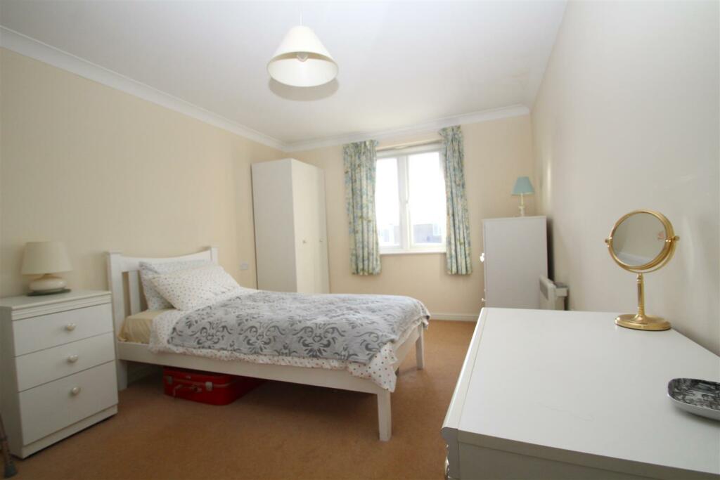 bedroom 1.JPG
