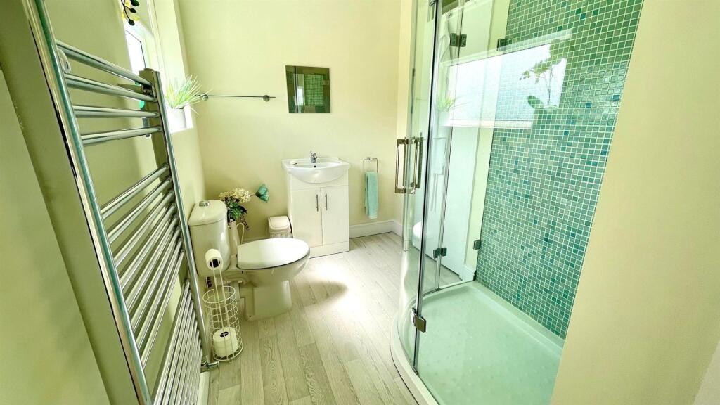 JACK AND JILL 3-PIECE EN SUITE SHOWER ROOM