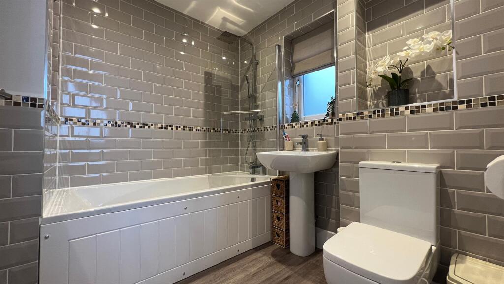 Main bedroom ensuite