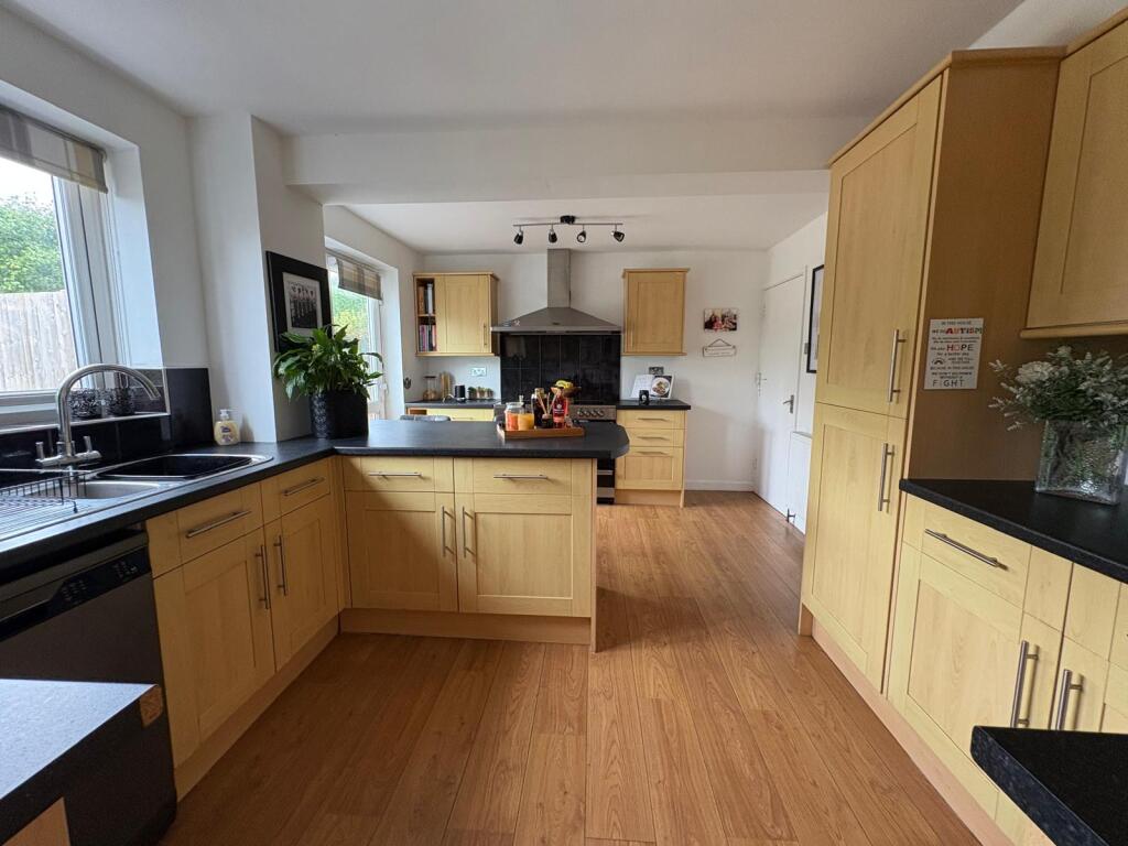 KITCHEN/BREAKFAST ROOM