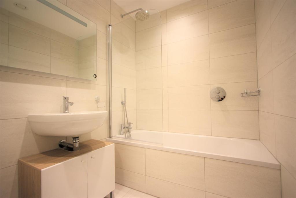9 Towan Heights Main Bathroom