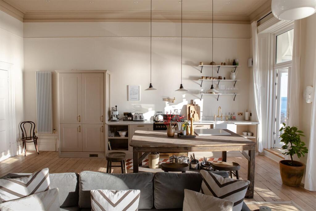 Living space &amp; kitchen