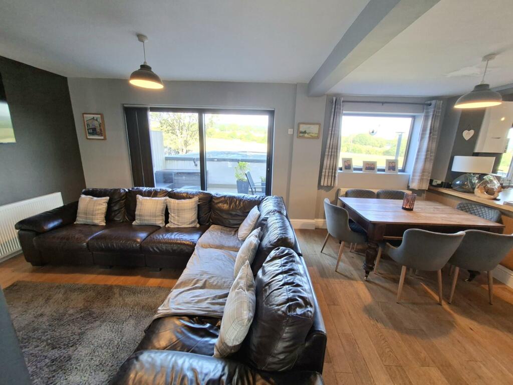 OPEN PLAN LOUNGE / DINING SPACE