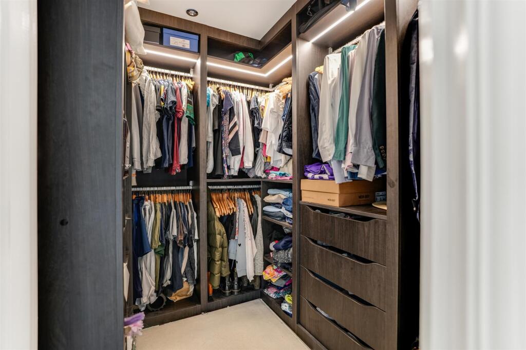 DRESSING ROOM ENSUITE