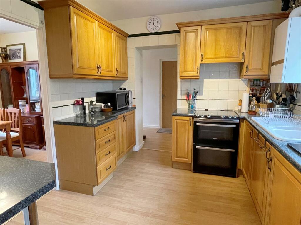 Kitch - Dining 1.JPG