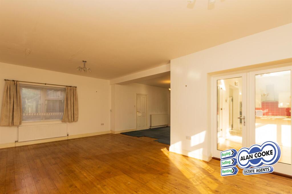 OPEN PLAN DINING ROOM &amp; LIVING ROOM