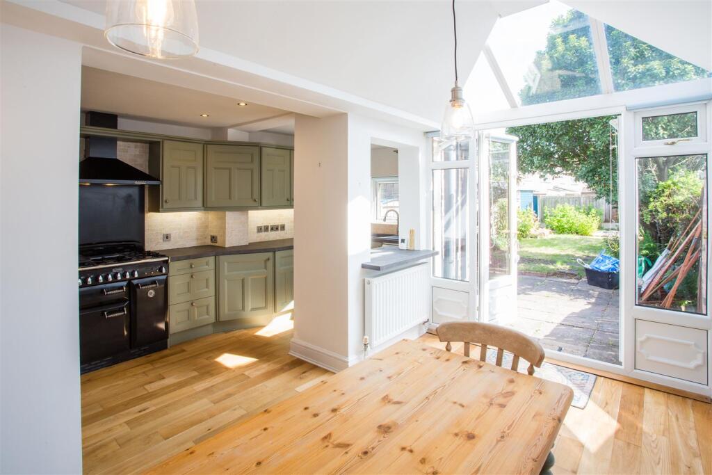 OPEN PLAN KITCHEN/DINING AREA