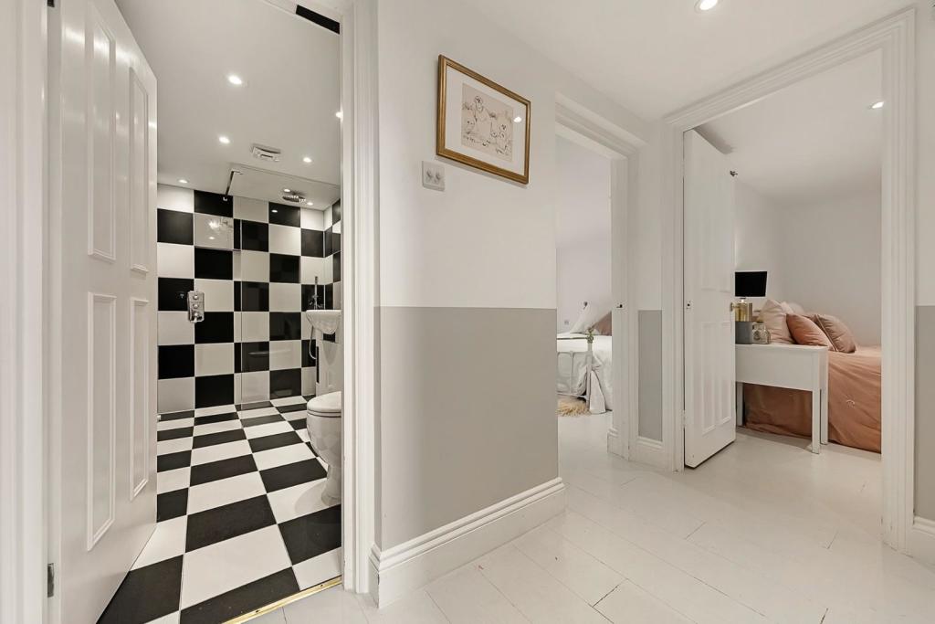 Hallway (2).jpg