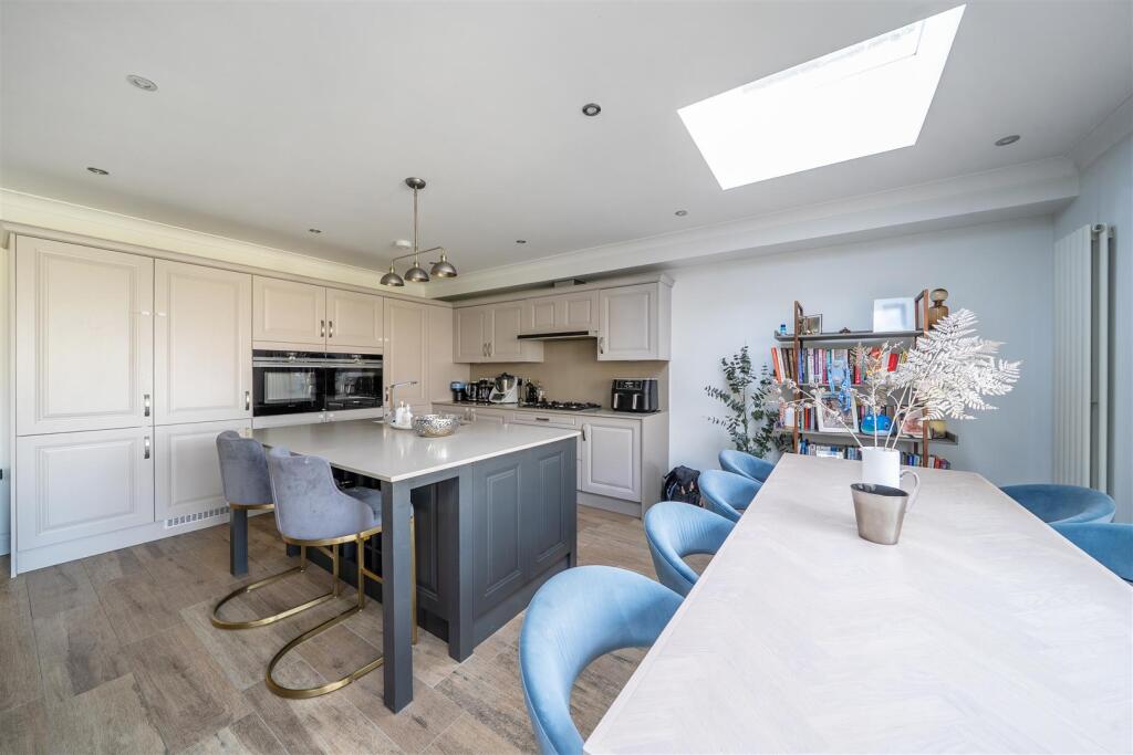 Open Plan Kitchen/Diner/Family Room: