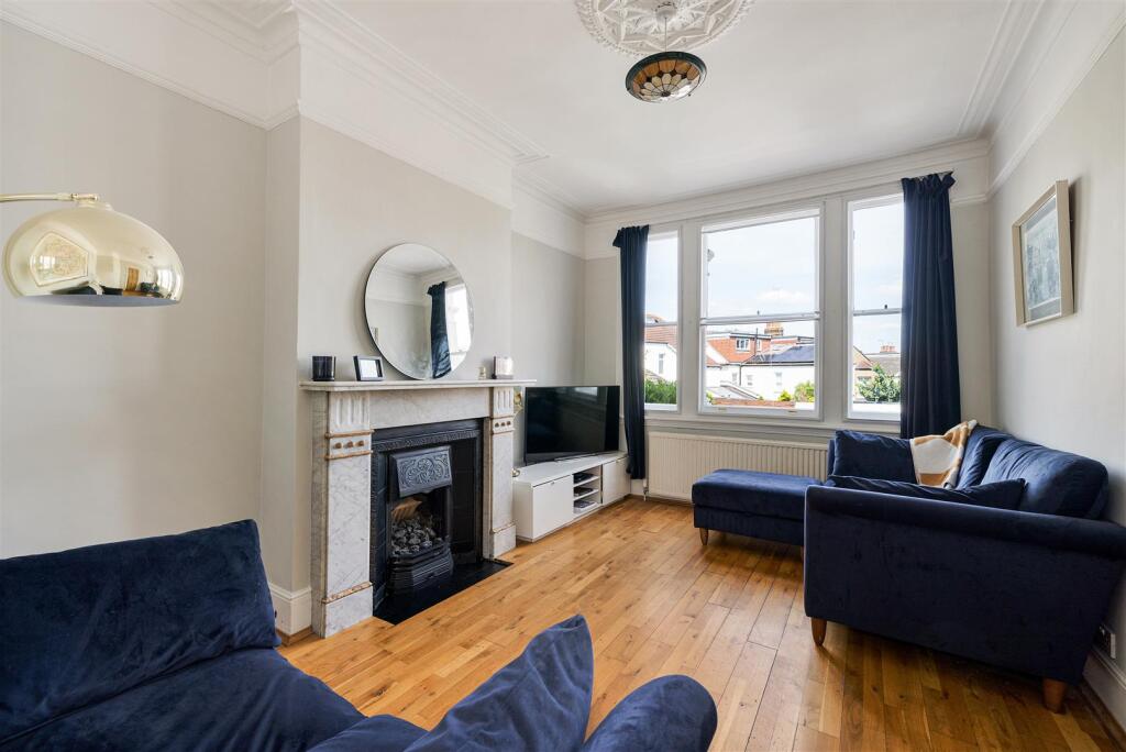 St. Albans Crescent, IG8