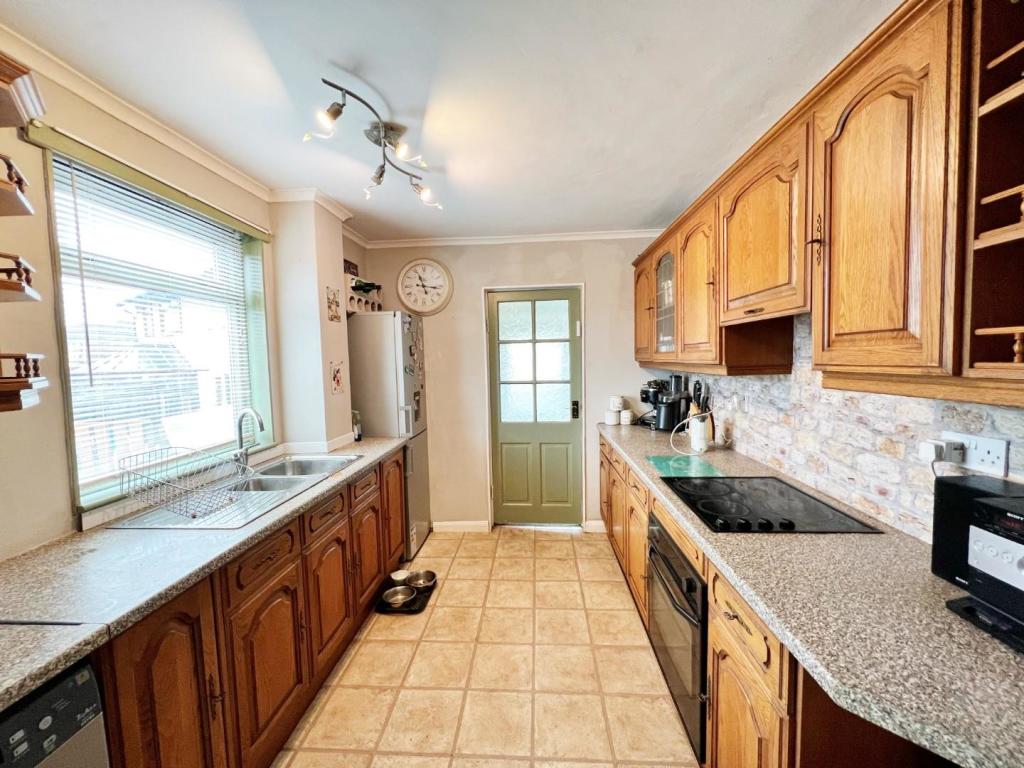 Kitchen 1.jpg