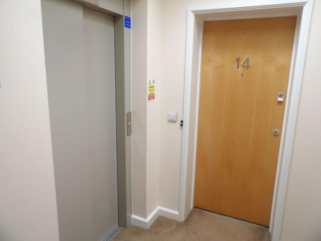 LIFT &amp; FLAT ENTRANCE