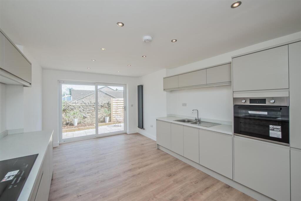 Fitted Kitchen &amp; Dining Area:
