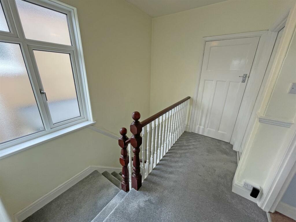 St Martins Avenue 13 - Landing.jpg