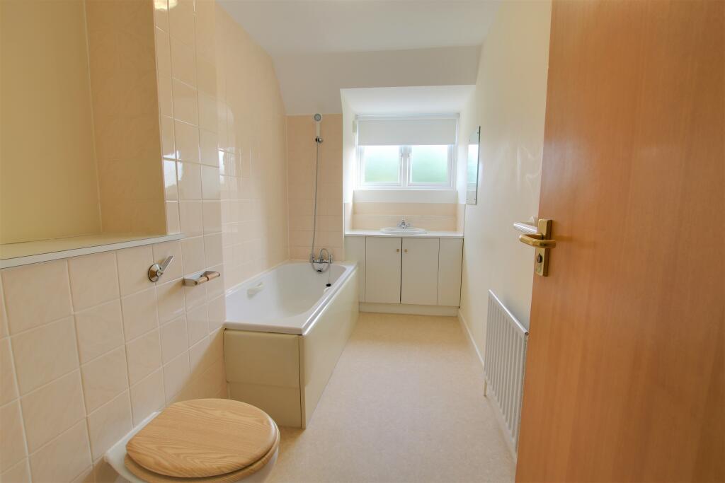 6 BATHROOM.jpg