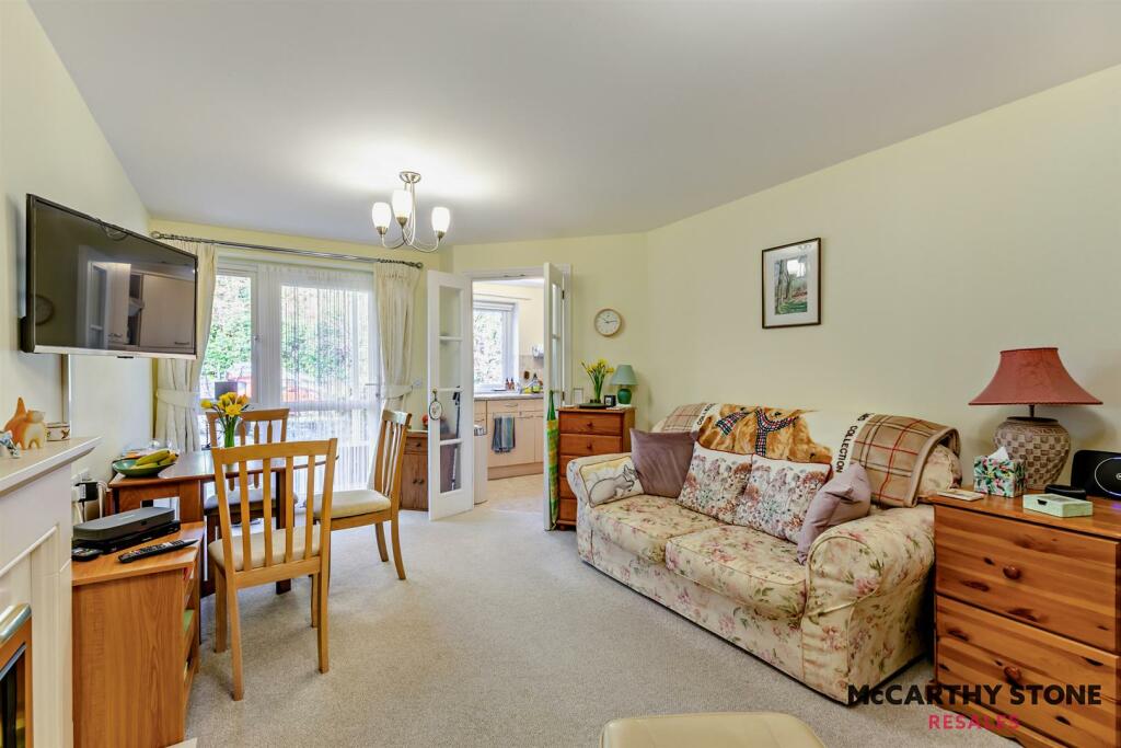 LIVING ROOM: