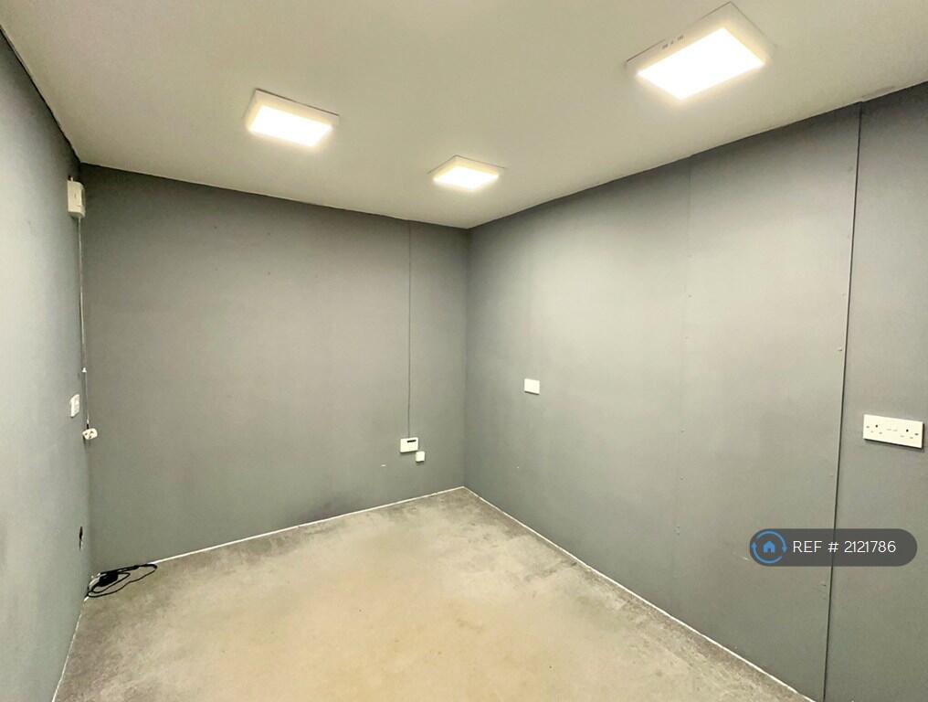 Garage Large Room 1