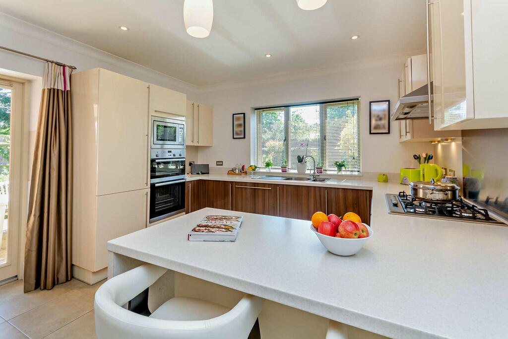 8605070-interior1...