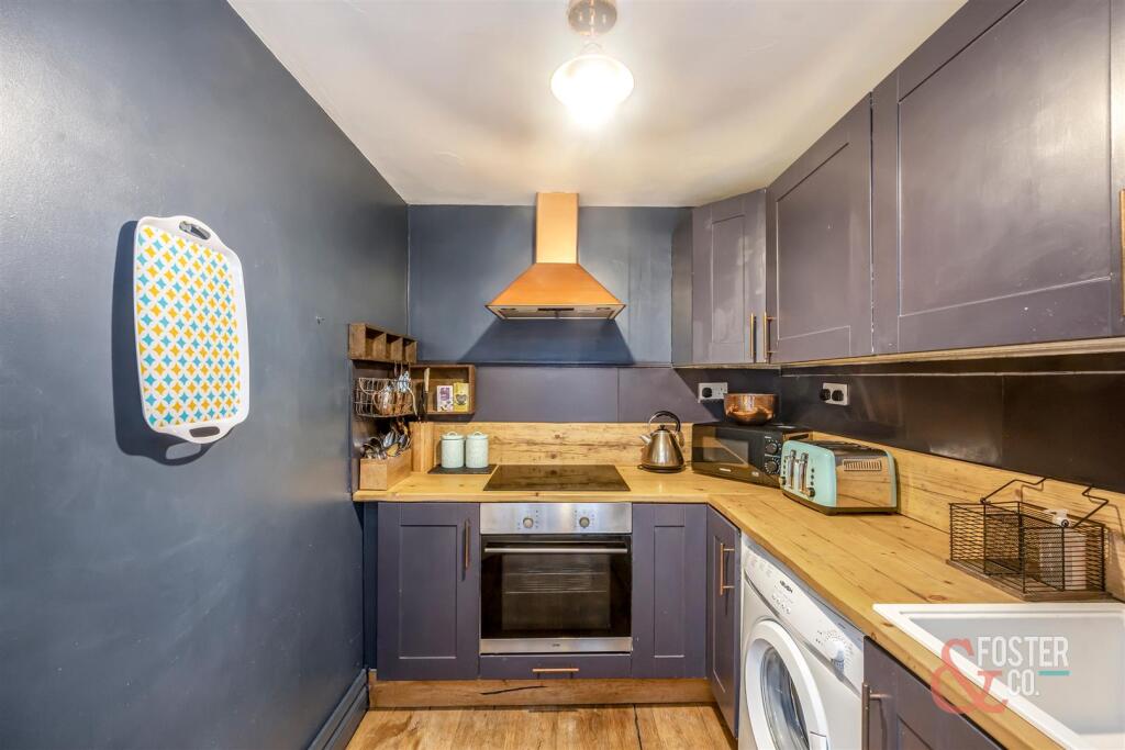 St Aubyns 22, Flat 2-009.JPG