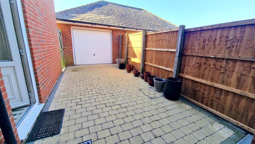 DRIVE AREA BETWEEN CAR PORT &amp; GARAGE.jpg