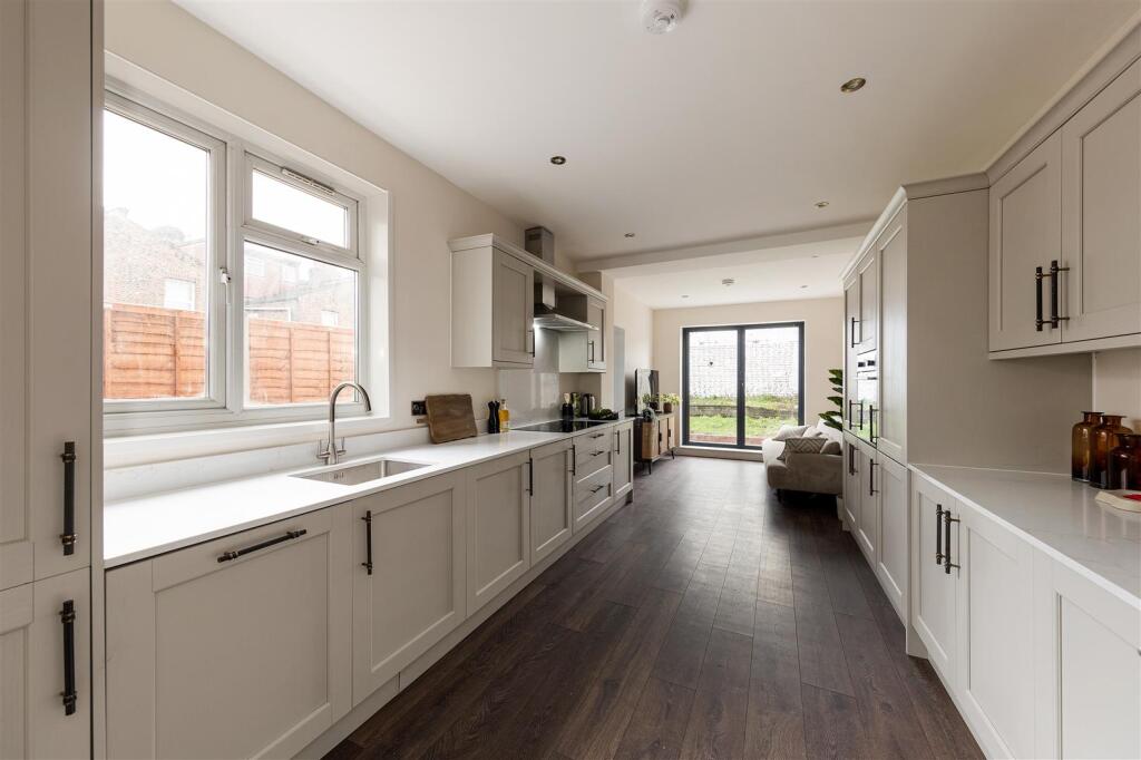 Leasowes Road E10