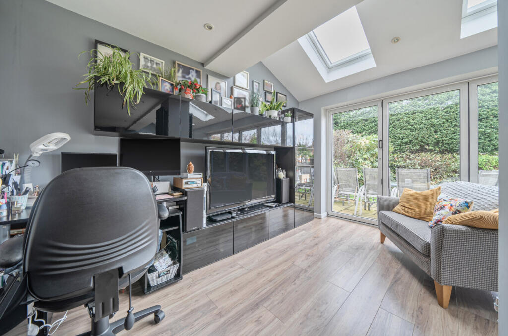 1376409-24-692482...