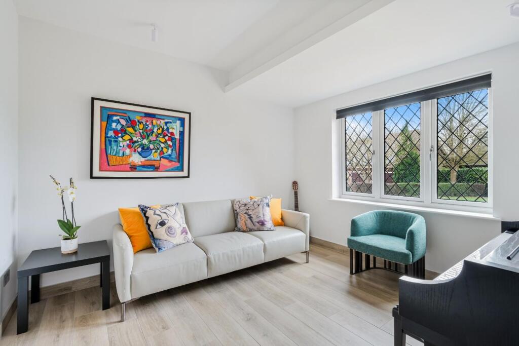 CUDDINGTON PARK CLOSE (30).jpg