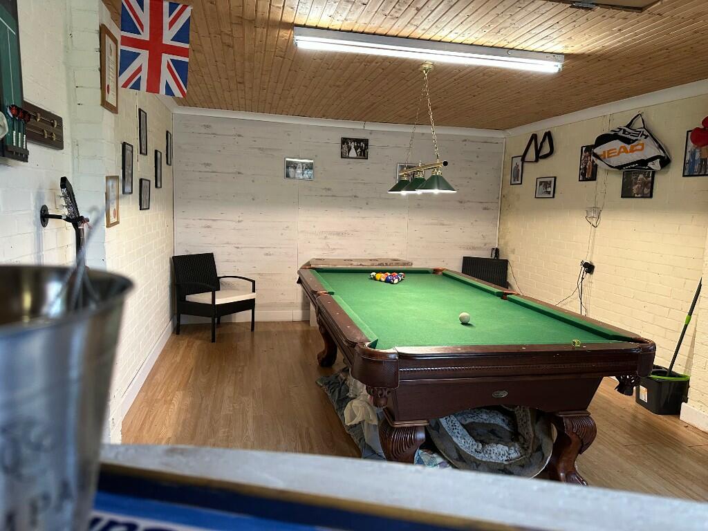 Garage/Snooker Room