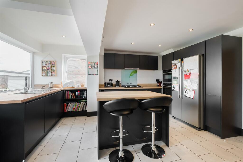 KITCHEN 2.jpg