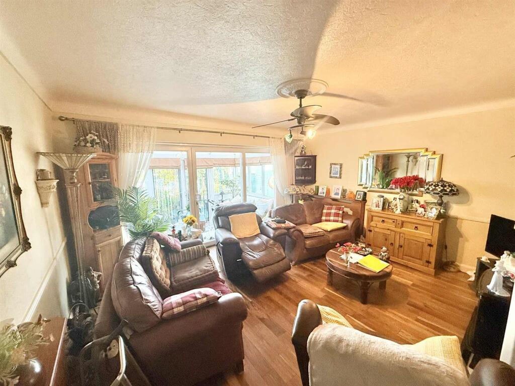Lounge-2.jpg