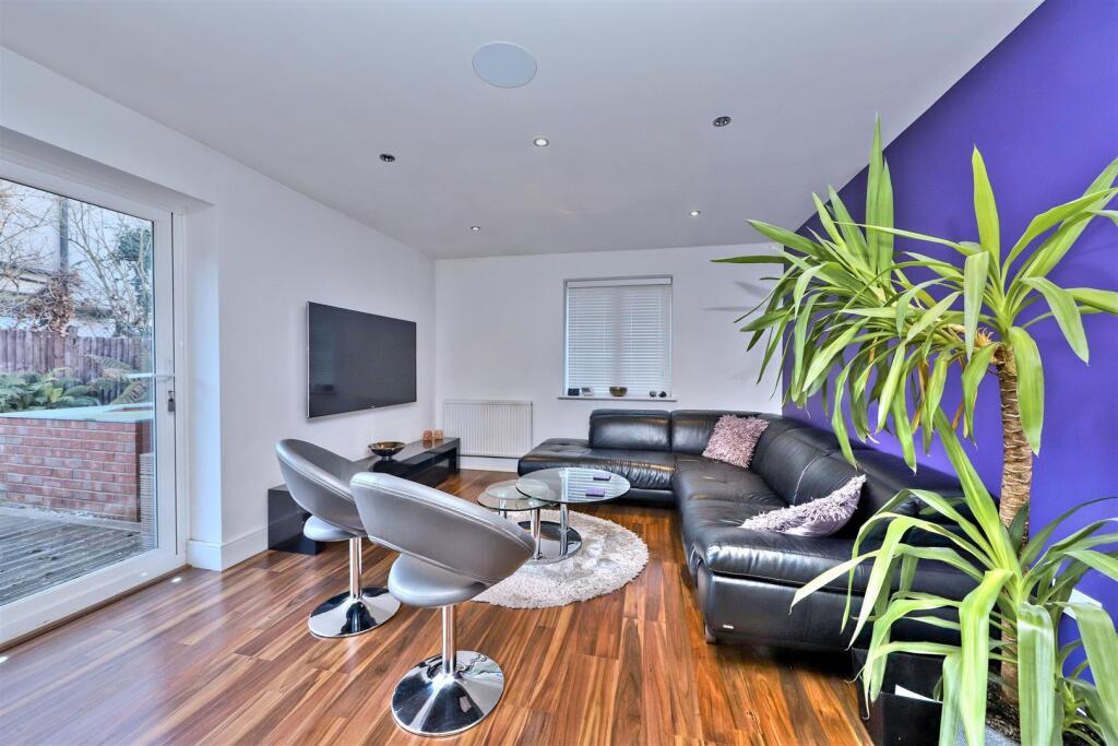 28 Flowers Avenue (14).jpg