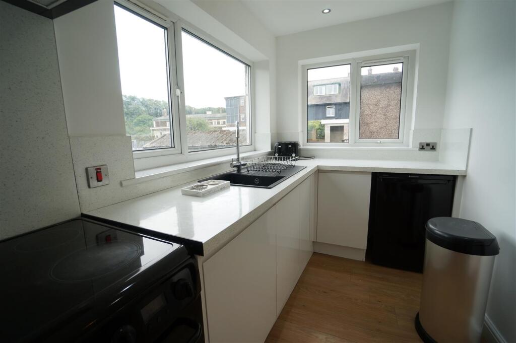 8DeiniolRd_Kitchen1.2.JPG