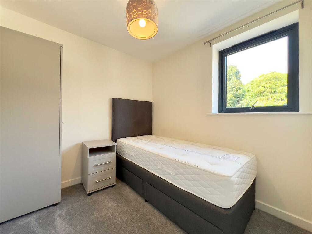 bedroom 2 (2).jpg