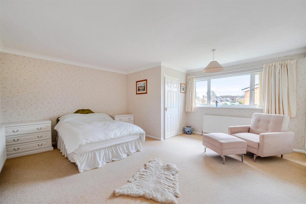 1 Bradden Way, Greens Norton (15).jpg