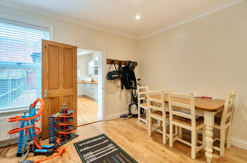 1387846-11-693c12...