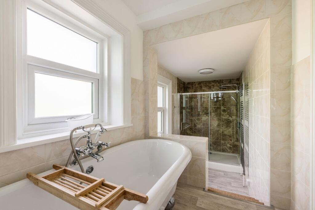Bathroom (first-floor)