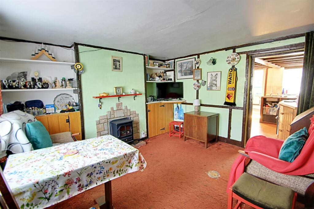 Living Room 1.jpg